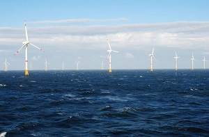 Windmolenpark op zee. PV offshore.