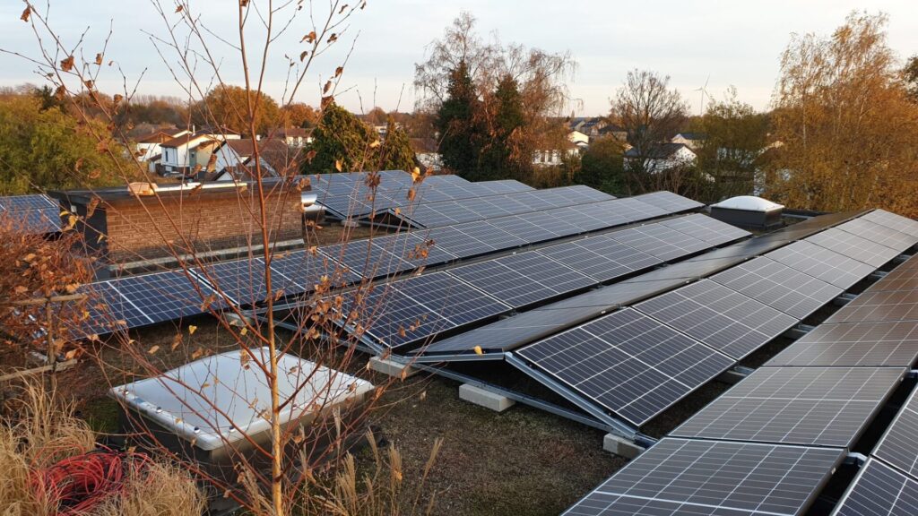 Combinatie groendak en zonnepanelen.