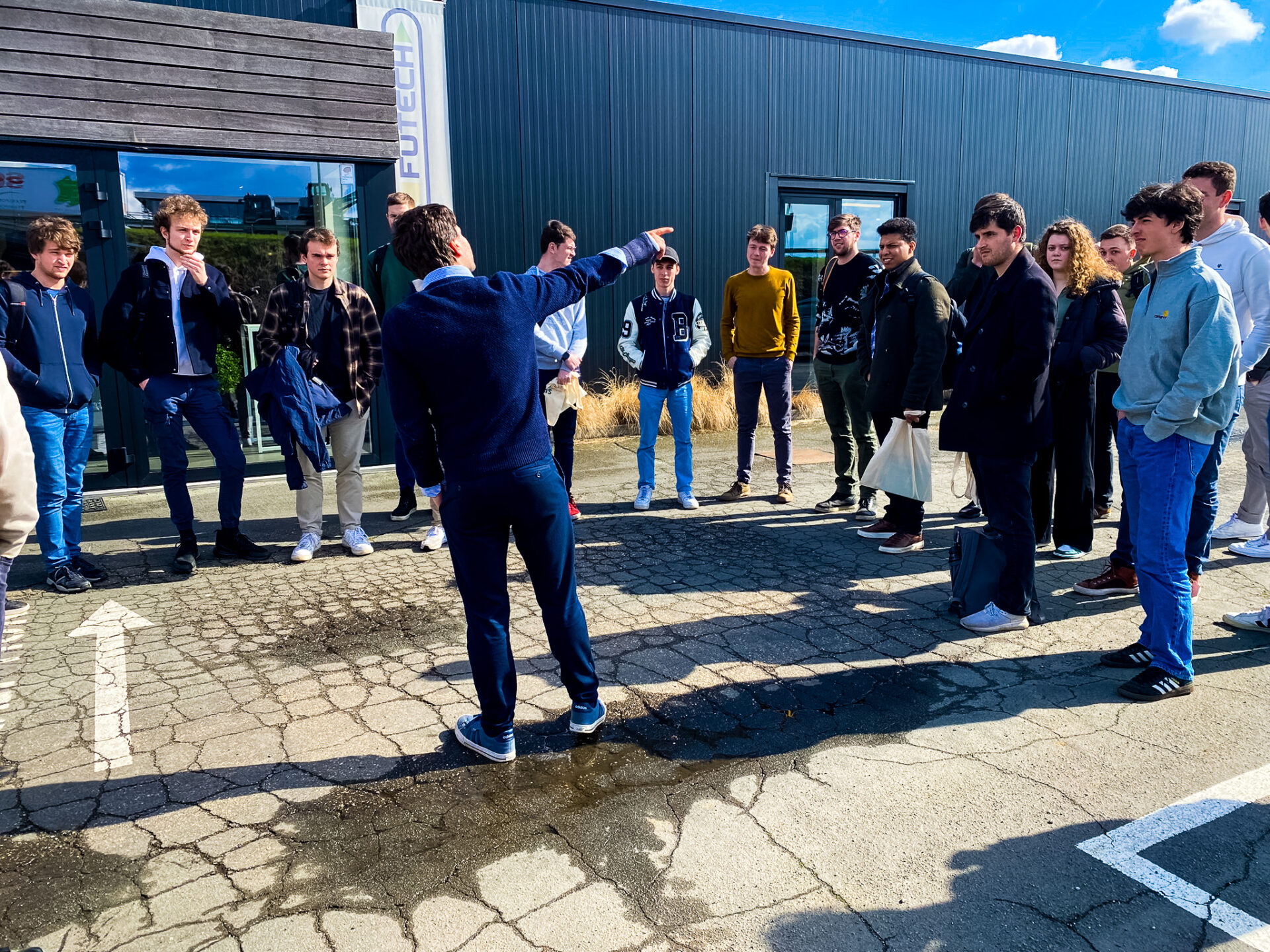 Energie adviseur Joren Jeuris begeleidde de rondleiding voor de studenten industriële wetenschappen van campus diepenbeek
