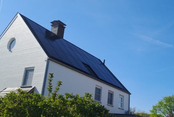 Futech | Installateur van zonnepanelen | Zonnepanelen op moderne woning | Pannendak | Hellend dak | Schuin dak | Zonnepanelen kopen in Keerbergen | Zonnepanelen installeren in Vlaams-Brabant | Zwarte zonnepanelen | Groene energie | Duurzaamheid |
