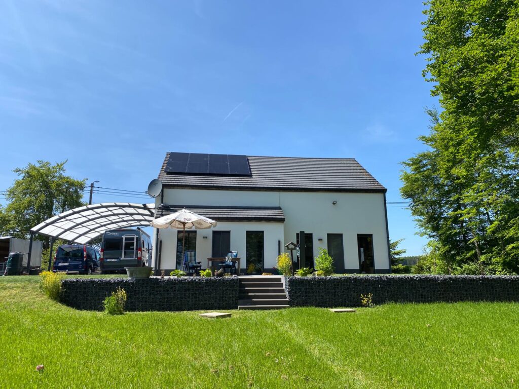 Zonnepanelen installateur Tessenderlo | Futech | Zwarte zonnepanelen op pannendak | Hellend dak | Zonnepanelen kopen in Luik | Zonnepanelen installeren in Manderfeld | Groene energie |